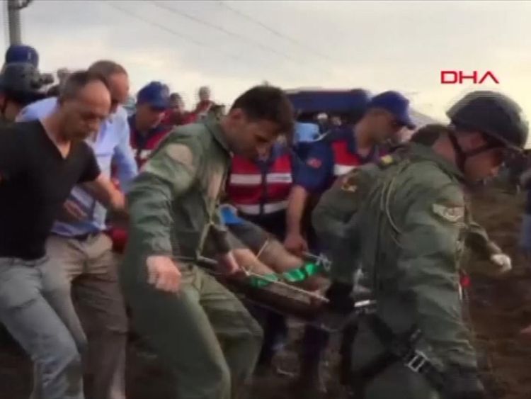 Les secouristes travaillant sur les lieux d'un déraillement de train en Turquie