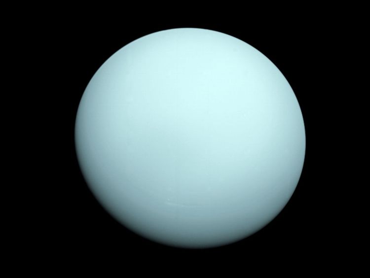 Ceci est une image de la planète Uranus prise par le vaisseau spatial Voyager 2. Le vaisseau spatial Voyager 2 de la NASA a volé à proximité d'Uranus, la septième planète du Soleil, en janvier 1986. 


