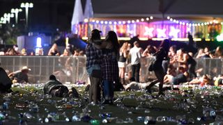 Les festivaliers se tiennent les uns après les autres après le tir de masse le plus meurtrier de l'histoire des États-Unis "srcset =" https://e3.365dm.com/17/10/320x180/skynews-vegas-attack-us-shooting_4117919.jpg?20171002195814 320w, https : //e3.365dm.com/17/10/640x380/skynews-vegas-attack-us-shooting_4117919.jpg? 20171002195814 640w, https://e3.365dm.com/17/10/736x414/skynews-vegas- attaque-nous-tir_4117919.jpg? 20171002195814 736w, https://e3.365dm.com/17/10/992x558/skynews-vegas-attack-us-shooting_4117919.jpg?20171002195814 992w, https: //e3.365dm. com / 17/10 / 1096x616 / skynews-vegas-attaque-nous-tir_4117919.jpg? 20171002195814 1096w, https://e3.365dm.com/17/10/1600x900/skynews-vegas-attack-us-shooting_4117919.jpg ? 20171002195814 1600w, https://e3.365dm.com/17/10/1920x1080/skynews-vegas-attack-us-shooting_4117919.jpg?20171002195814 1920w, https://e3.365dm.com/17/10/2048x1152 /skynews-vegas-attack-us-shooting_4117919.jpg?20171002195814 2048w "tailles =" (min-largeur: 900px) 992px, 100vw