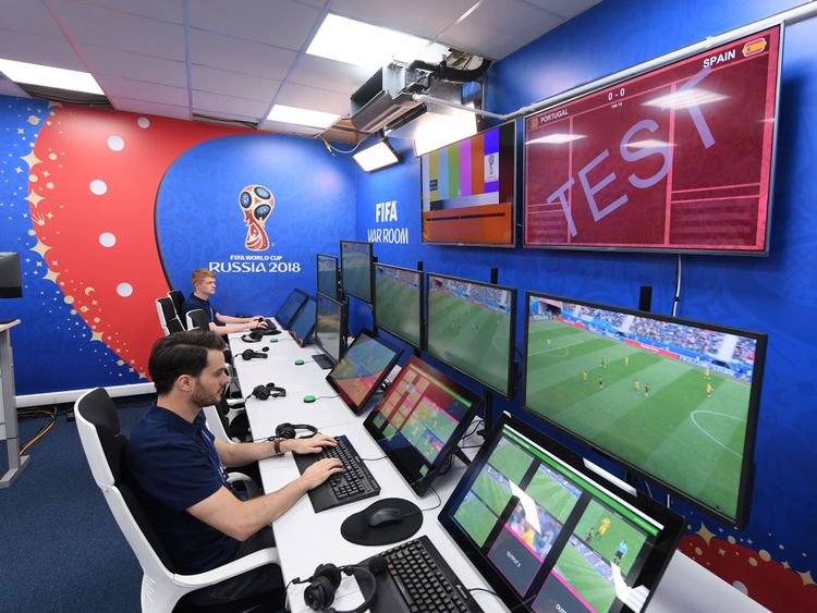 MOSCOU, RUSSIE - JUIN 09: Vue générale de la salle de l'arbitre vidéo assistant du système VAR qui sera utilisée lors de tous les matches de la Coupe du Monde de la FIFA lors de l'ouverture officielle du Centre International de Radio et Télévision le 9 juin 2018 à Moscou , Russie. (Photo par Laurence Griffiths / Getty Images)
