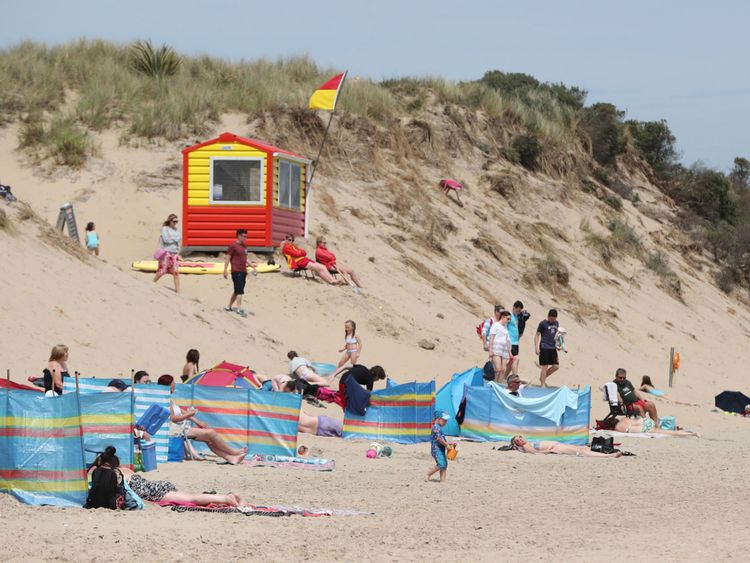 Sun baigneurs sur la plage de Brittas Bay Co Wicklow que l'Irlande se prépare pour le temps le plus chaud de l'année la semaine prochaine quand il sera au-dessus de 30C                