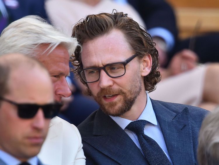 Tom Hiddleston est assis dans la Royal Box pour regarder Kevin Anderson jouer Novak Djokovic dans la finale des hommes de Wimbledon