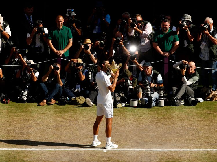 Djokovic embrasse le trophée après sa victoire triomphale
