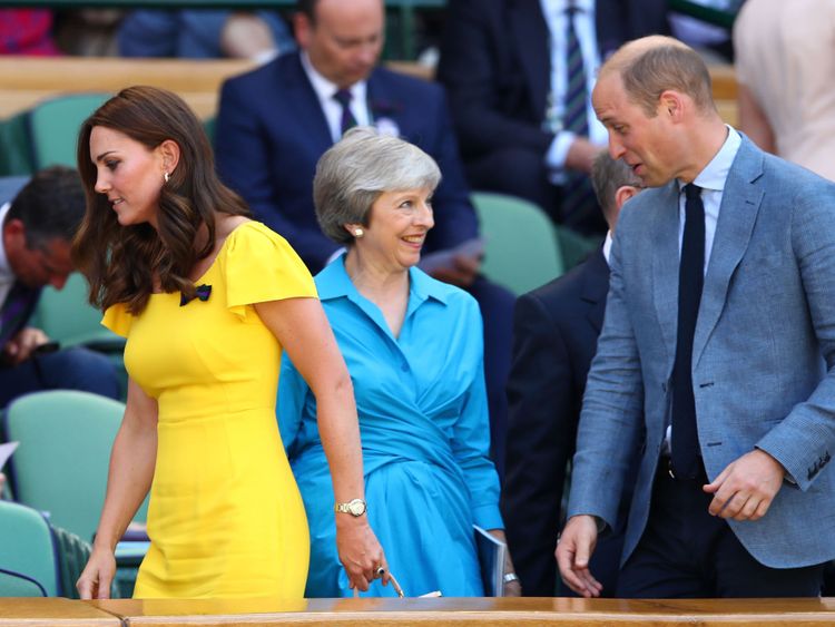 La duchesse de Cambridge et le prince William avec Theresa May dans la loge royale
