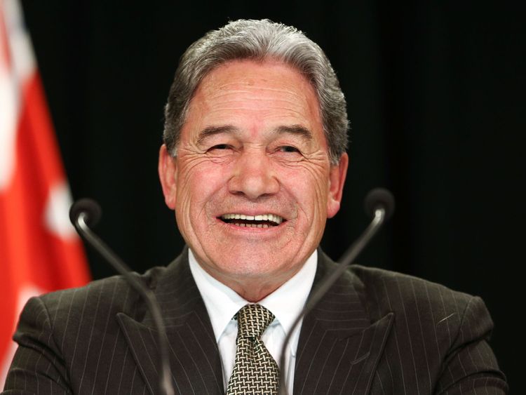 Winston Peters est Premier Ministre par intérim tandis que Jacinda Ardern est en congé de maternité.