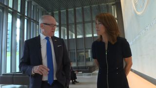 L'ambassadeur américain au Royaume-Uni, Woody Johnson, dit à Sky News que Donald Trump rencontrera la reine lors de sa visite au Royaume-Uni. "Srcset =" https://e3.365dm.com/18/06/320x180/skynews-woody- johnson-kay_4341148.jpg? 20180620164757 320w, https://e3.365dm.com/18/06/640x380/skynews-woody-johnson-kay_4341148.jpg?20180620164757 640w, https://e3.365dm.com/18/ 06 / 736x414 / skynews-woody-johnson-kay_4341148.jpg? 20180620164757 736w, https://e3.365dm.com/18/06/992x558/skynews-woody-johnson-kay_4341148.jpg?20180620164757 992w, https: // e3.365dm.com/18/06/1096x616/skynews-woody-johnson-kay_4341148.jpg?20180620164757 1096w, https://e3.365dm.com/18/06/1600x900/skynews-woody-johnson-kay_4341148.jpg ? 20180620164757 1600w, https://e3.365dm.com/18/06/1920x1080/skynews-woody-johnson-kay_4341148.jpg?20180620164757 1920w, https://e3.365dm.com/18/06/2048x1152/skynews -woody-johnson-kay_4341148.jpg? 20180620164757 2048w "tailles =" (min-largeur: 900px) 992px, 100vw