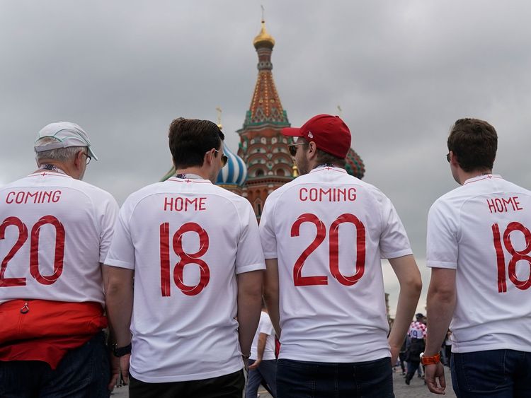 Les fans d'Angleterre chantent des chansons dans la rue Nikolskaya, près de la Place Rouge, en prélude à la demi-finale de la Coupe du Monde entre l'Angleterre et la Croatie le 11 juillet 2018 à Moscou, en Russie.