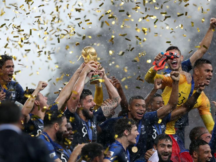 MOSCOU, RUSSIE - 15 JUILLET: Le Français Olivier Giroud célèbre avec le trophée de la Coupe du Monde et ses coéquipiers la victoire de son équipe lors de la Coupe du Monde de la FIFA 2018 entre la France et la Croatie au Stade Luzhniki le 15 juillet 2018 à Moscou. (Photo par Clive Rose / Getty Images)
