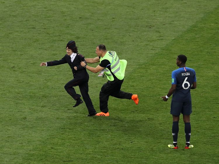 MOSCOU, RUSSIE - 15 JUILLET: Les commissaires sportifs écartent un envahisseur sur le terrain lors de la finale de la Coupe du Monde de la FIFA 2018 entre la France et la Croatie au Stade Luzhniki le 15 juillet 2018 à Moscou, en Russie. (Photo par Kevin C. Cox / Getty Images)
