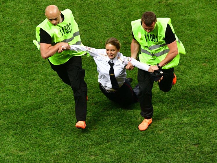 Les stewards éliminent un envahisseur lors du dernier match de football de Coupe du Monde Russie 2018 entre la France et la Croatie au Stade Luzhniki de Moscou le 15 juillet 2018. (Photo: Mladen ANTONOV / AFP) / RESTRICTED TO EDITORIAL USE - PAS D'ALERTE / TÉLÉCHARGEMENT MOBILE (Crédit photo devrait lire MLADEN ANTONOV / AFP / Getty Images)
