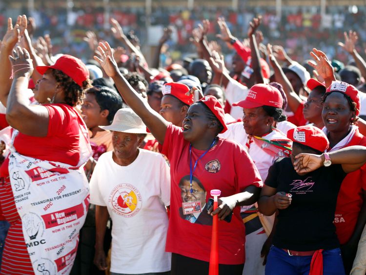 Les partisans de l'opposition du Zimbabwe assistent à un rassemblement à Chitungwiza, à l'extérieur de Harare, au Zimbabwe, le 26 juillet 2018
