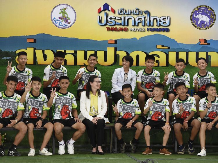 Douze garçons thaïlandais et leur entraîneur de football qui ont été sauvés d'une grotte inondée après avoir été piégés pendant des jours donnent une conférence de nouvelles