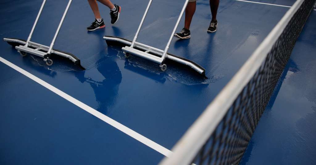 Quand la pluie arrive, c'est l'heure de la sieste pour les joueurs de tennis