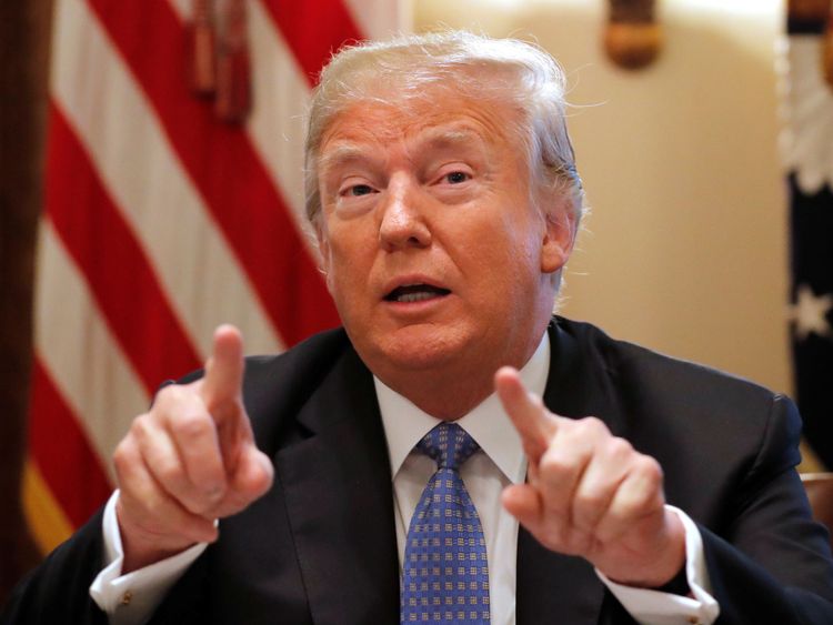 Donald Trump assiste à une réunion avec les pasteurs du centre-ville au Cabinet Room de la Maison Blanche