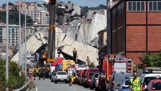 Les pompiers et les secouristes se tiennent sur le site du pont Morandi qui s’est effondré "srcset =" https://e3.365dm.com/18/08/320x180/skynews-genoa-bridge_4390889.jpg?20180815150229 320w, https: // e3. 365dm.com/18/08/640x380/skynews-genoa-bridge_4390889.jpg?20180815150229 640w, https://e3.365dm.com/18/08/736x414/skynews-genoa-bridge_4390889.jpg?20180815150229 736w, https: //e3.365dm.com/18/08/992x558/skynews-genoa-bridge_4390889.jpg?20180815150229 992w, https://e3.365dm.com/18/08/1096x616/skynews-genoa-bridge_4390889.jpg?20180815150229 1096w, https://e3.365dm.com/18/08/1600x900/skynews-genoa-bridge_4390889.jpg?20180815150229 1600w, https://e3.365dm.com/18/08/1920x1080/skynews-genoa-bridge_4390889 .jpg? 20180815150229 1920w, https://e3.365dm.com/18/08/2048x1152/skynews-genoa-bridge_4390889.jpg?20180815150229 2048w "size =" (min-width: 900px) 992px, 100vw
