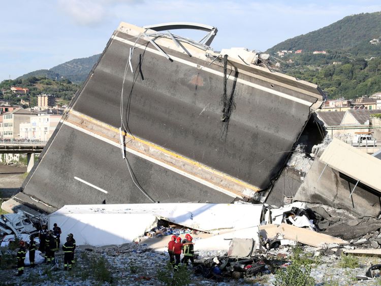 Les sauveteurs peuvent être vus à côté d'une grande partie de l'autoroute tombée