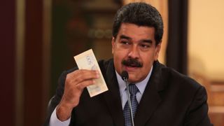 Le président vénézuélien, Nicolas Maduro, détient un billet de la nouvelle monnaie Bolivar Soberano (Sovereign Bolivar) "srcset =" https://e3.365dm.com/18/08/320x180/skynews-venezuela-nicolas-maduro_4394814. jpg? 20180819164427 320w, https://e3.365dm.com/18/08/640x380/skynews-venezuela-nicolas-maduro_4394814.jpg?20180819164427 640w, https://e3.365dm.com/18/08/736x414/ skynews-venezuela-nicolas-maduro_4394814.jpg? 20180819164427 736w, https://e3.365dm.com/18/08/992x558/skynews-venezuela-nicolas-maduro_4394814.jpg?20180819164427 992w, https: //e3.365dm. com / 18/08 / 1096x616 / skynews-venezuela-nicolas-maduro_4394814.jpg? 20180819164427 1096w, https://e3.365dm.com/18/08/1600x900/skynews-venezuela-nicolas-maduro_4394814.jpg?20180819164427 1600w, https://e3.365dm.com/18/08/1920x1080/skynews-venezuela-nicolas-maduro_4394814.jpg?20180819164427 1920w, https://e3.365dm.com/18/08/2048x1152/skynews-venezuela-nicolas -maduro_4394814.jpg? 20180819164427 2048w "tailles =" (min-width: 900px) 992px, 100vw