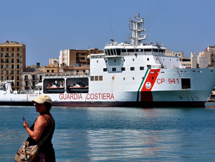 Les migrants sont à bord du navire de la garde côtière Diciotti dans le port de Lampedusa. Fichier image