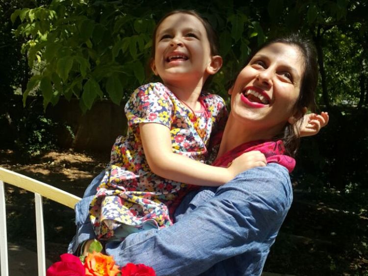 Nazanin Zaghari-Ratcliffe est réunie avec sa fille après avoir obtenu une libération provisoire de prison