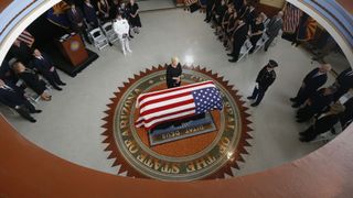 Cindy, l'épouse de John McCain à l'Arizona State Capitol "srcset =" https://e3.365dm.com/18/08/320x180/skynews-john-mccain-arizona_4404981.jpg?20180829190635 320w, https: // e3.365dm.com/18/08/640x380/skynews-john-mccain-arizona_4404981.jpg?20180829190635 640w, https://e3.365dm.com/18/08/736x414/skynews-john-mccain-arizona_4404981.jpg ? 20180829190635 736w, https://e3.365dm.com/18/08/992x558/skynews-john-mccain-arizona_4404981.jpg?20180829190635 992w, https://e3.365dm.com/18/08/1096x616/skynews -john-mccain-arizona_4404981.jpg? 20180829190635 1096w, https://e3.365dm.com/18/08/1600x900/skynews-john-mccain-arizona_4404981.jpg?20180829190635 1600w, https://e3.365dm.com /18/08/1920x1080/skynews-john-mccain-arizona_4404981.jpg?20180829190635 1920w, https://e3.365dm.com/18/08/2048x1152/skynews-john-mccain-arizona_4404981.jpg?20180829190635 2048w "tailles = "(min-width: 900px) 992px, 100vw