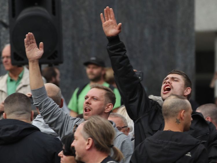 CHEMNITZ, Allemagne - 27 août: Un homme lève le bras dans un salut de Heil Hitler contre des gauchistes chahutant lors d'une manifestation de protestation de droite le lendemain d'un homme poignardé et décédé de ses blessures le 27 août 2018 à Chemnitz, en Allemagne.