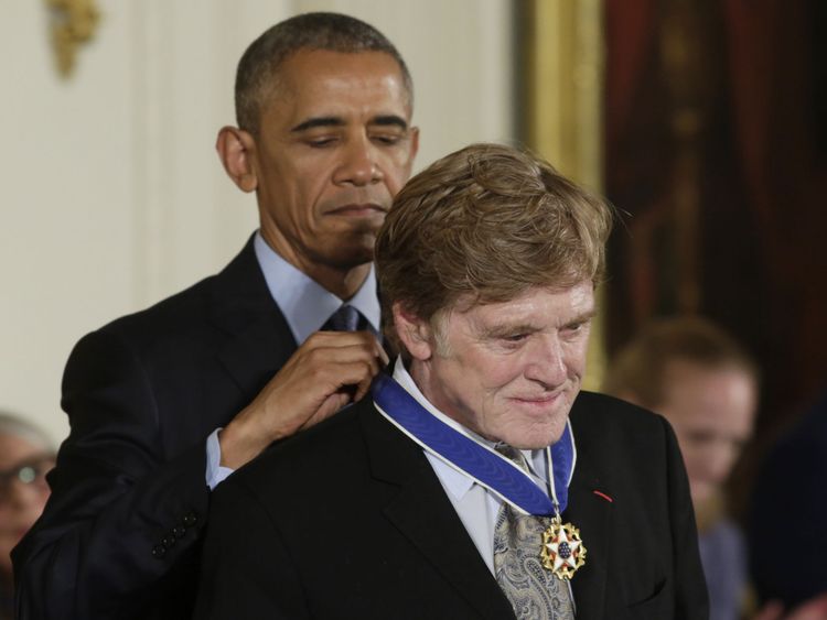 Le président américain Barack Obama décerne à l'acteur et réalisateur Robert Redford (R) la Médaille présidentielle de la liberté lors d'une cérémonie dans la salle Est de la Maison Blanche à Washington