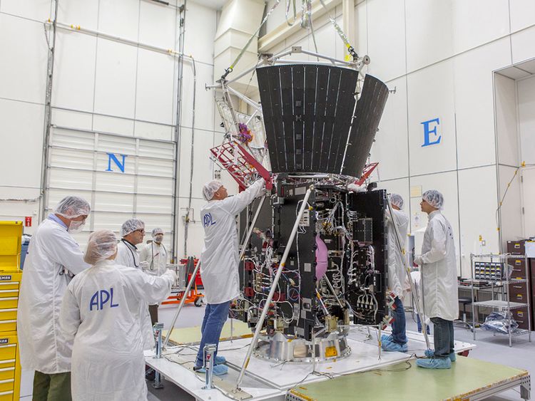 Les membres de l’équipe d’intégration et de test de la mission sécurisent les composants critiques de la protection thermique de l’engin spatial Solar Probe Plus. Pic: Laboratoire de physique appliquée de l'Université NASA / Johns Hopkins