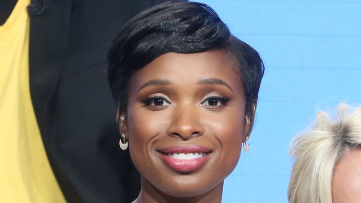Les actrices Jennifer Hudson (L) et Kristin Chenoweth participent au Hairspray Live! table ronde lors du volet NBCUniversal de la tournée estivale 2016 de l'Association des critiques de télévision à Beverly Hills