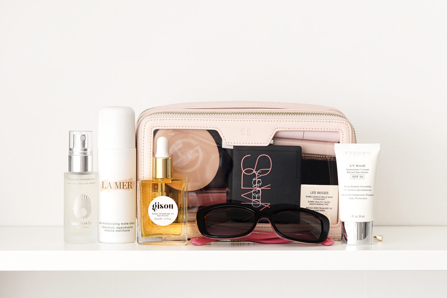 Le meilleur sac de maquillage transparent du Daily Edited, la lotion mate hydratante La Mer, l'huile capillaire Gisou, par la crème solaire Terry