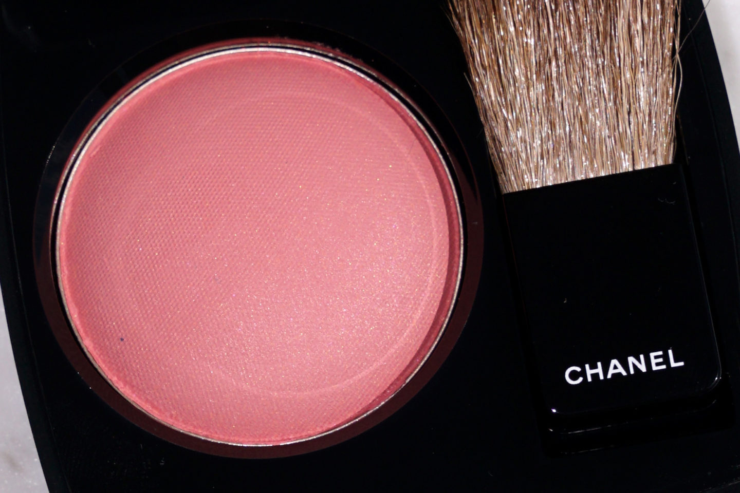 Chanel Poudre Blush Quintessence Review + échantillons | Le livre de beauté