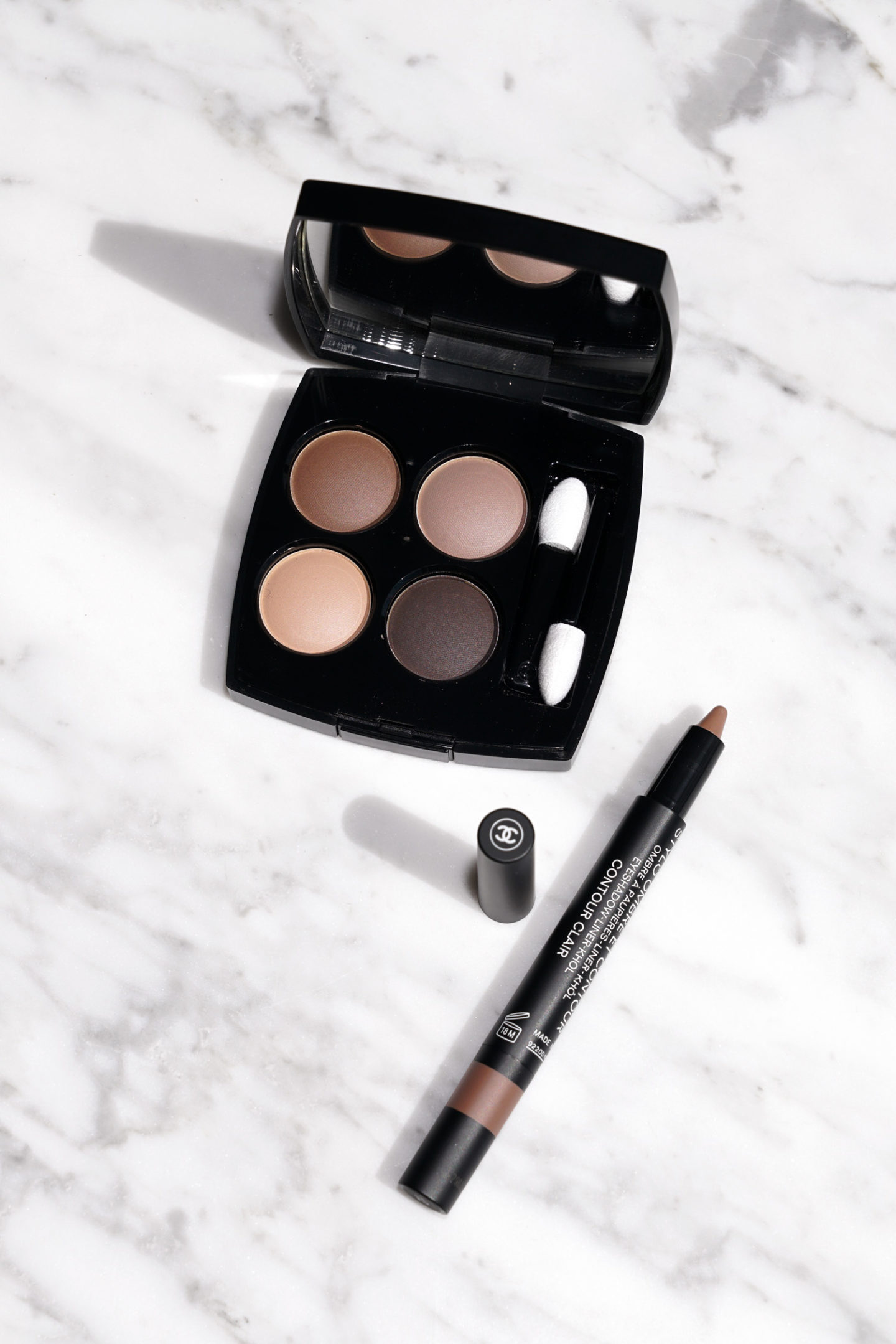 Chanel Les 4 Ombres Clair-Obscur et Stylo Ombre dans Contour Clair | Le livre de beauté