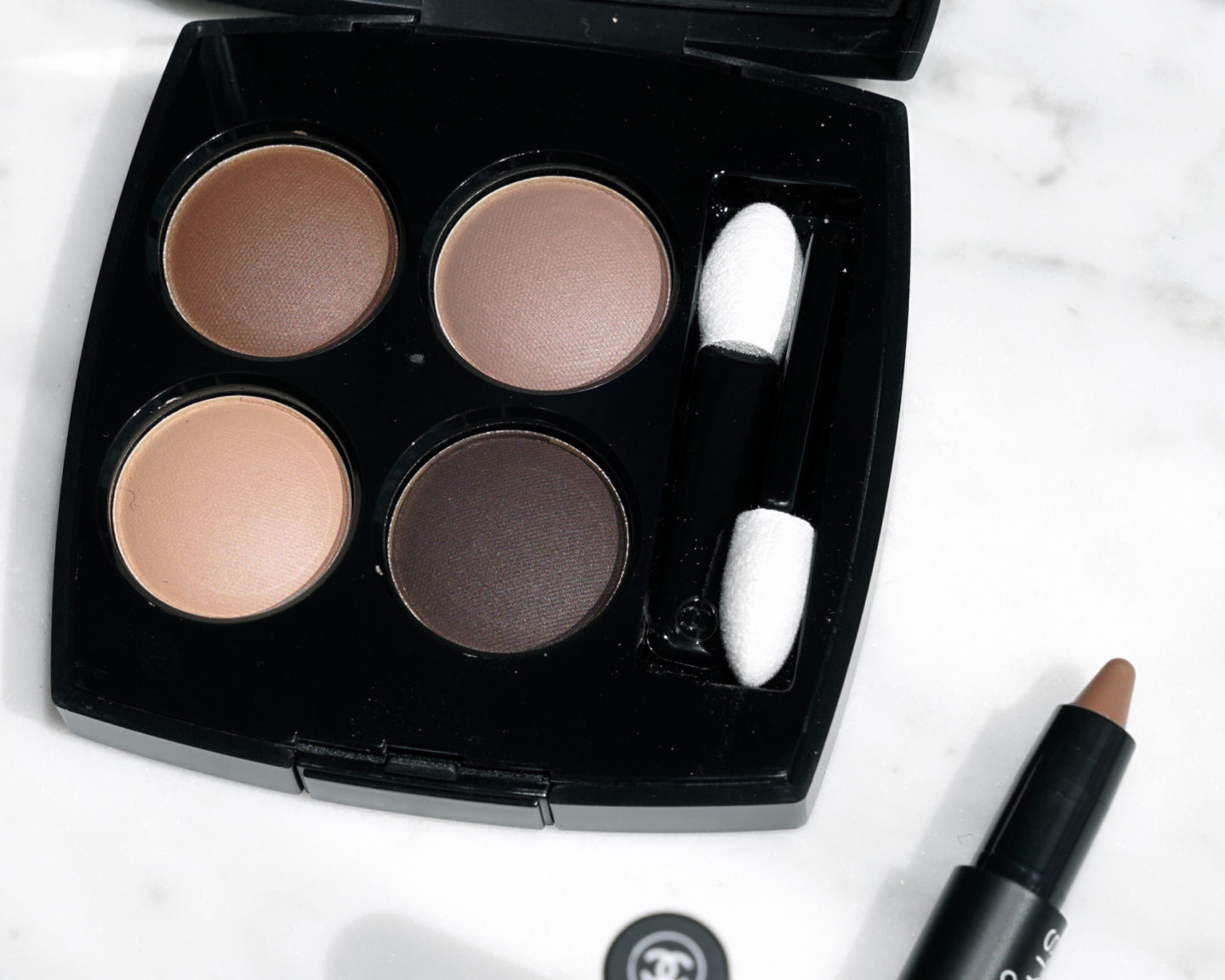 Chanel Les 4 Ombres Clair-Obscur et Stylo Ombre dans Contour Clair | Le livre de beauté