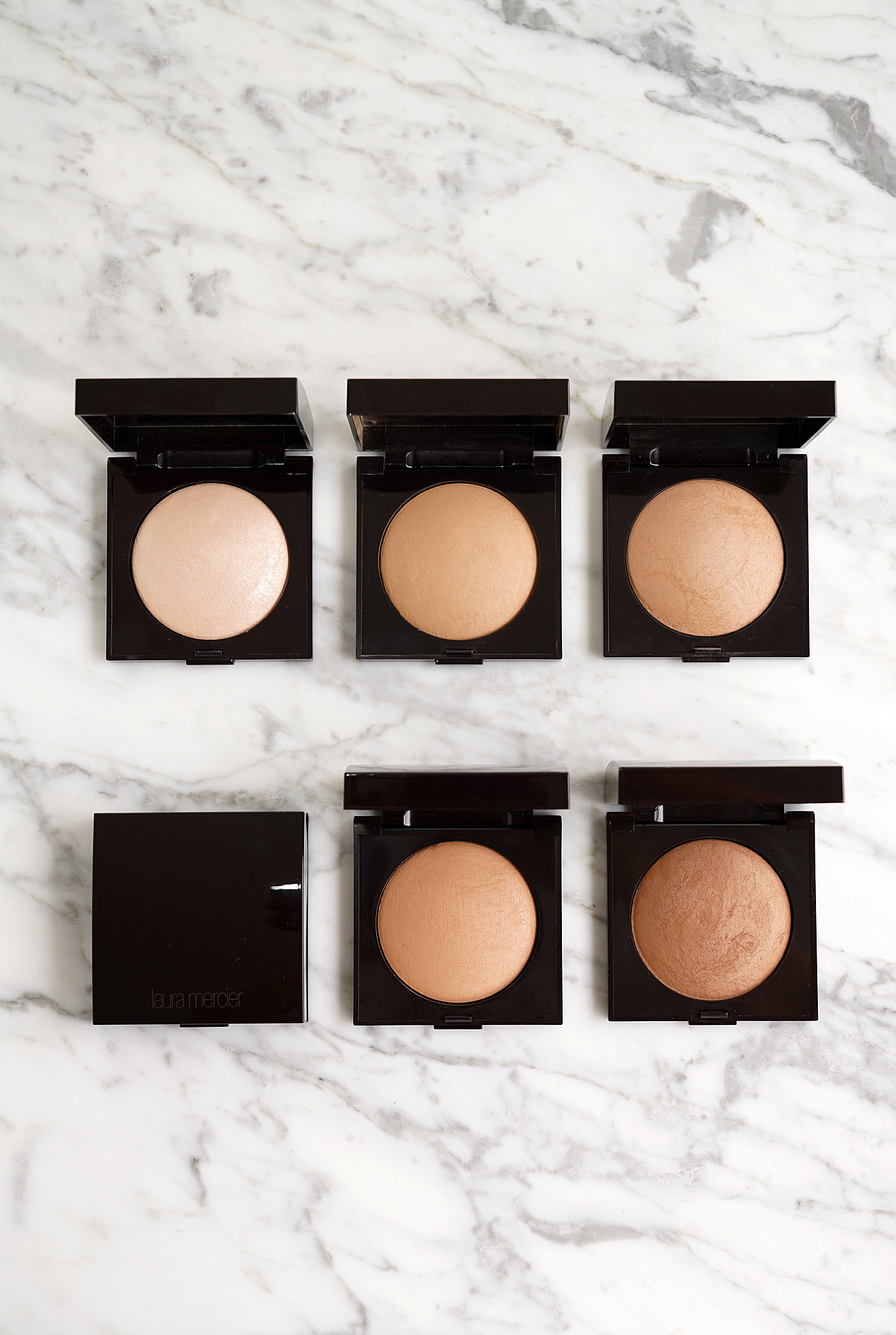 Revue de la poudre au four Laura Mercier Matte Raidance | Le livre de beauté