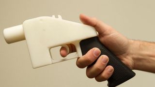Le pistolet imprimé 3D étant tenu. "Srcset =" https://e3.365dm.com/18/08/320x180/skynews-3d-guns-plastic-guns_4377876.jpg?20180801202352 320w, https://e3.365dm.com /18/08/640x380/skynews-3d-guns-plastic-guns_4377876.jpg?20180801202352 640w, https://e3.365dm.com/18/08/736x414/skynews-3d-guns-plastic-guns_4377876.jpg? 20180801202352 736w, https://e3.365dm.com/18/08/992x558/skynews-3d-guns-plastic-guns_4377876.jpg?20180801202352 992w, https://e3.365dm.com/18/08/1096x616/ skynews-3d-guns-plastic-guns_4377876.jpg? 20180801202352 1096w, https://e3.365dm.com/18/08/1600x900/skynews-3d-guns-plastic-guns_4377876.jpg?20180801202352 1600w, https: // e3.365dm.com/18/08/1920x1080/skynews-3d-guns-plastic-guns_4377876.jpg?20180801202352 1920w, https://e3.365dm.com/18/08/2048x1152/skynews-3d-guns-plastic -guns_4377876.jpg? 20180801202352 2048w "tailles =" (min-width: 900px) 992px, 100vw