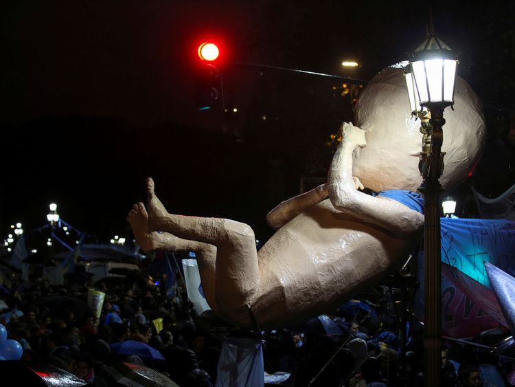 Un modèle de foetus a été porté par des manifestants anti-avortement