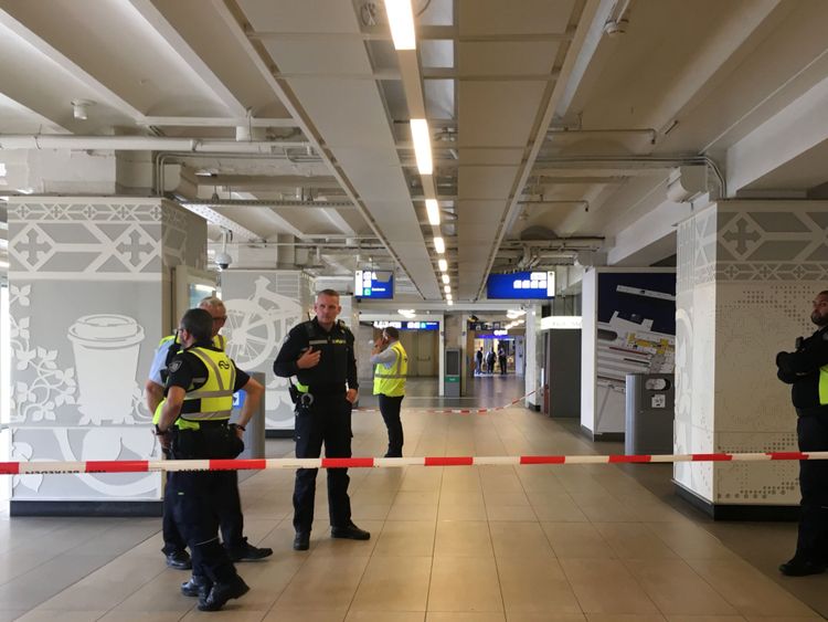 Un cordon à l'intérieur de la gare occupée du centre d'Amsterdam