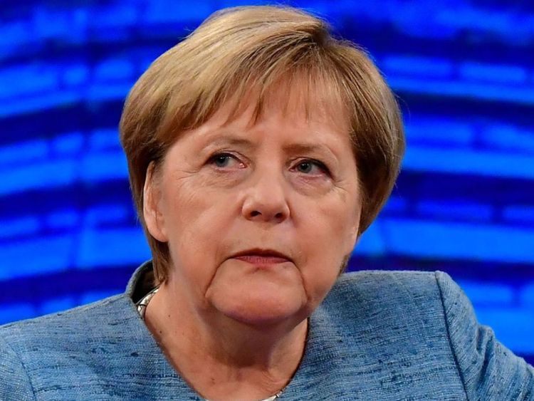 La chancelière allemande Angela Merkel, lors de son entretien d’été traditionnel dans un studio de télévision de la chaîne publique allemande ARD, a eu lieu le 26 août 2018 à Berlin. (Photo de Tobias SCHWARZ / AFP) (Le crédit photo devrait se lire TOBIAS SCHWARZ / AFP / Getty Images)