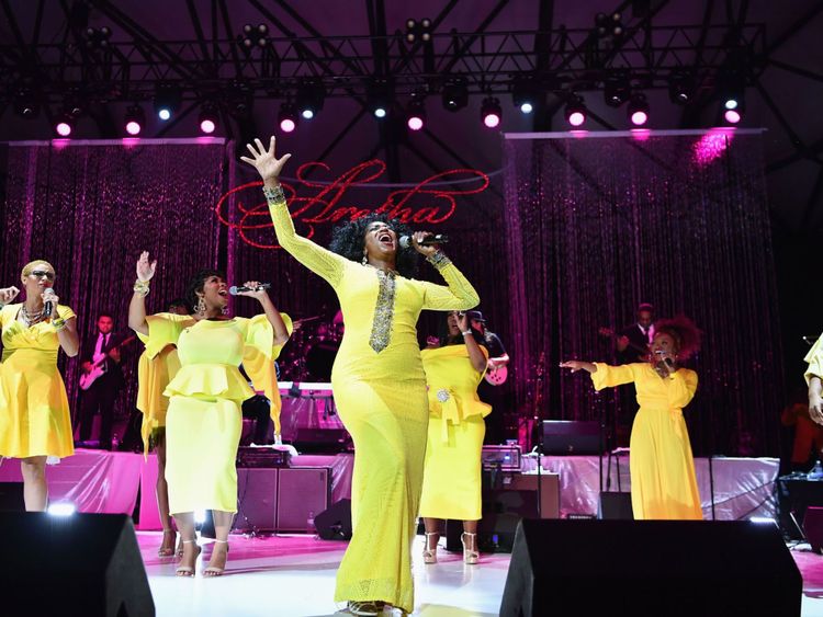Des chanteurs interprètent un événement hommage à Aretha Franklin à l'amphithéâtre de Chene Park 