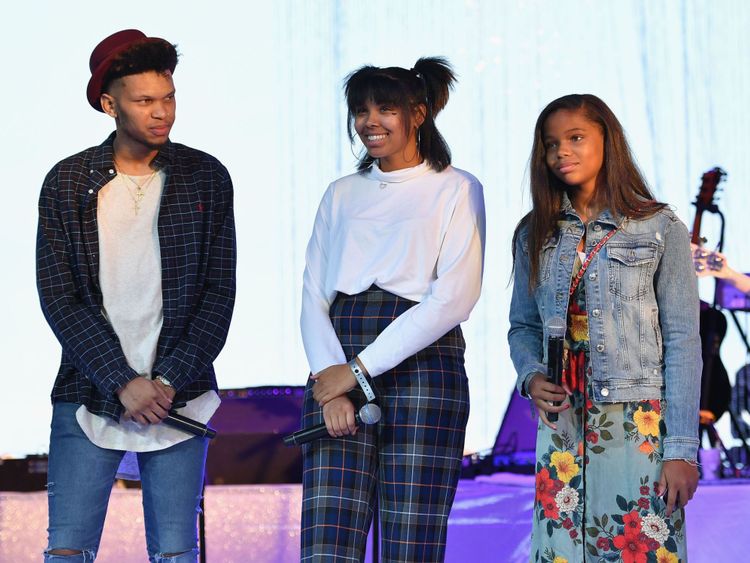 Les petits-enfants d'Aretha Franklin (L-R) Jordan, Victorie et Gracie prennent la parole lors d'un événement en hommage