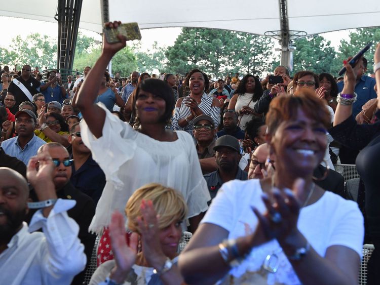 Les gens applaudissent lors de l'événement hommage à Aretha Franklin 