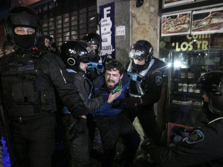 La police a arrêté des manifestants pro-vie alors que la violence avait éclaté
