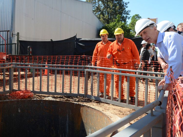 Le président argentin Mauricio Macri visite le chantier de construction d'un système de drainage à Bella Vista, dans la province de Corrientes, en Argentine, le 5 mars 2018. Photo prise le 5 mars 2018.