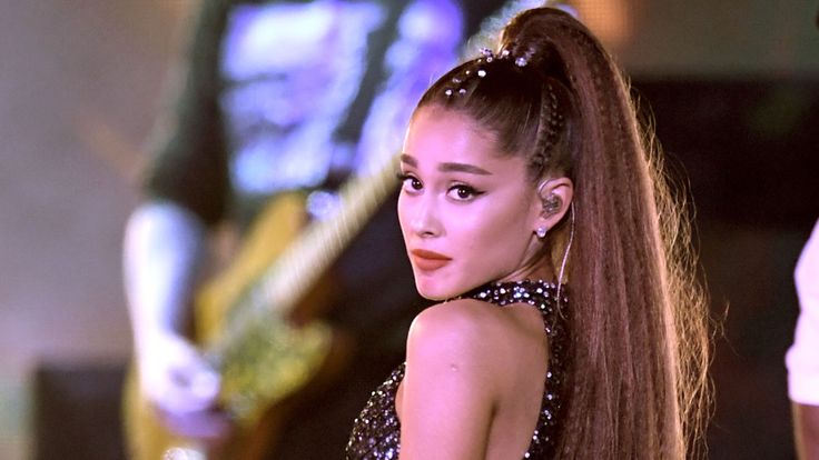 LOS ANGELES, CA - 02 JUIN: (UTILISATION ÉDITORIALE SEULEMENT. AUCUNE UTILISATION COMMERCIALE) Ariana Grande se produit sur scène lors du iHeartRadio 2018 d'AT & T au Banc du California Stadium le 2 juin 2018 à Los Angeles, en Californie. (Photo de Kevin Winter / Getty Images pour iHeartMedia)