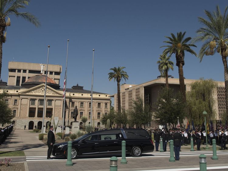 Un cortège a accompagné le corbillard de M. McCain au Capitole de l’Arizona
