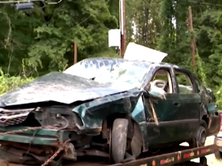 La voiture s'était écrasée dans un ravin profond