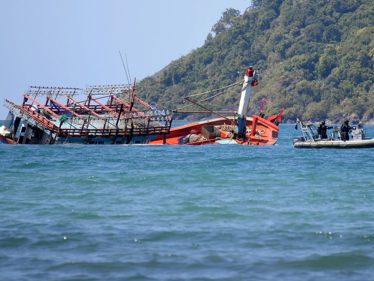 La police inspecte un navire coulé au cap Kimberley, situé près de la rivière Daintree, dans le nord du Queensland, en Australie