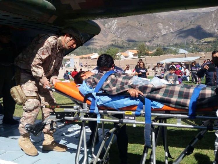 Une personne a été transportée dans un hélicoptère après avoir mangé des aliments contaminés lors de funérailles dans les Andes péruviennes, ont déclaré mardi les autorités à Ayacucho, au Pérou, dans une photo non datée publiée le 7 août 2018.