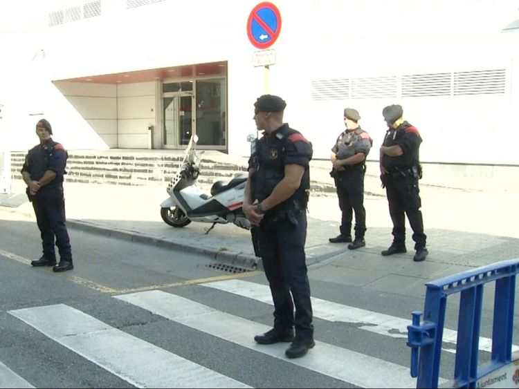 La sécurité a été renforcée dans les postes de police à travers le pays