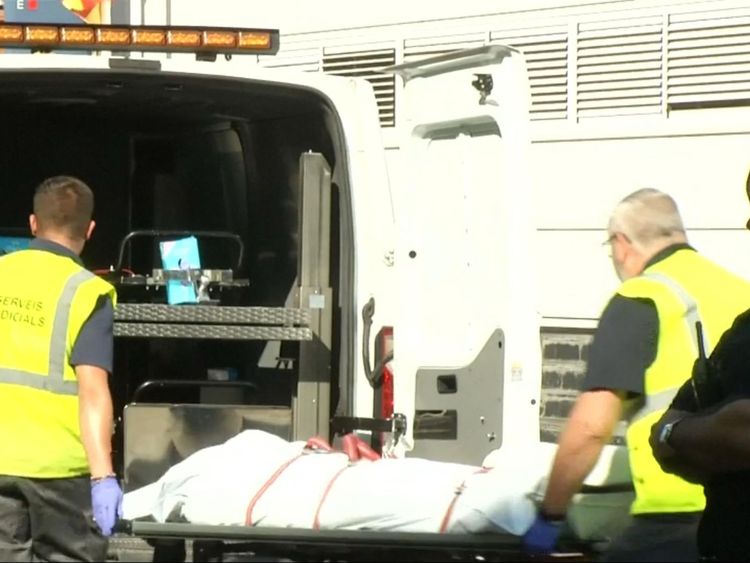 Le suspect est transporté dans une ambulance