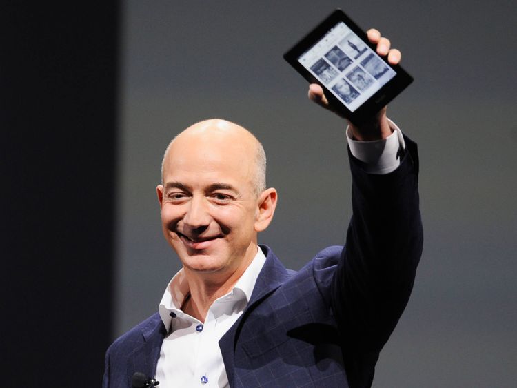 Le patron d'Amazon Jeff Bezon avec un Kindle d'Amazon